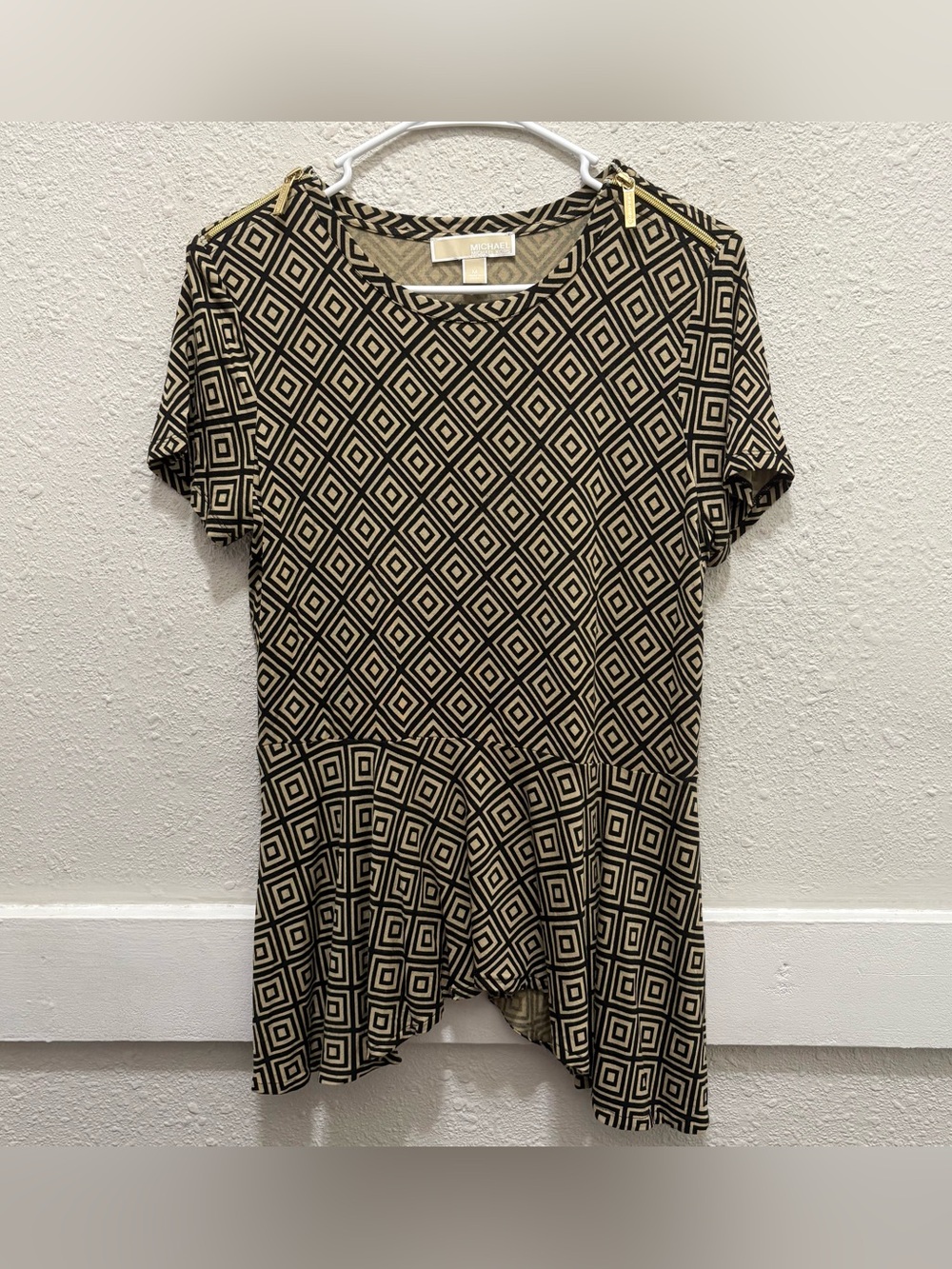 MICHAEL Michael Kors Black & Tan Zipper Shoulder Top Size M